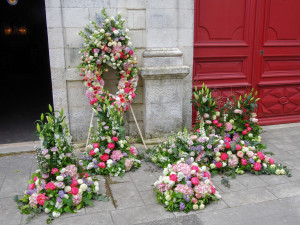 Ensemble de gerbes, coussins, dessus de cercueil, couronne fronton